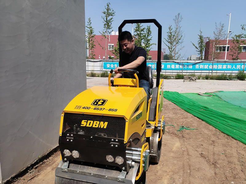 座駕振動(dòng)壓路機(jī)在惡劣環(huán)境下如何工作？