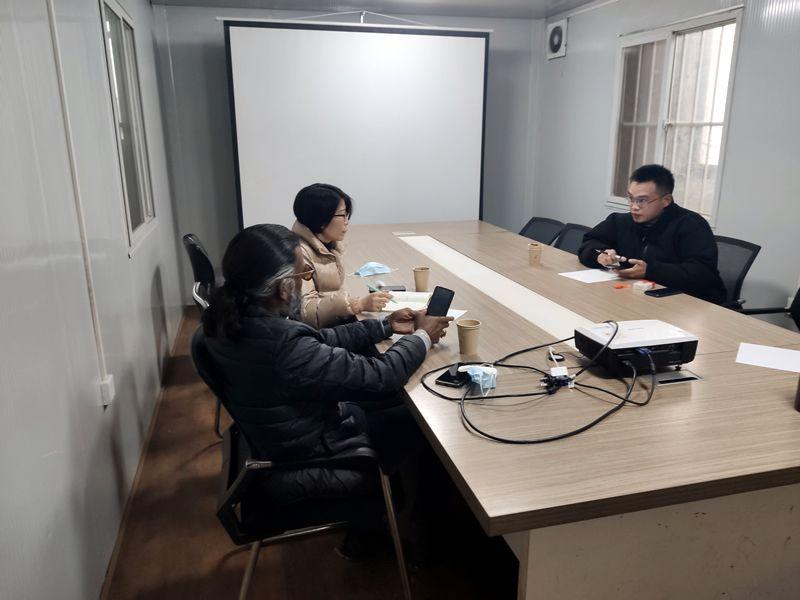 國(guó)外客戶來(lái)我廠考察，試駕奔馬小型壓路機(jī)