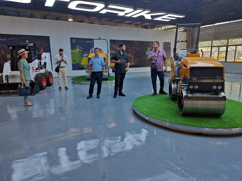 國外客戶來我廠參觀考察小型壓路機，并達成合作意向