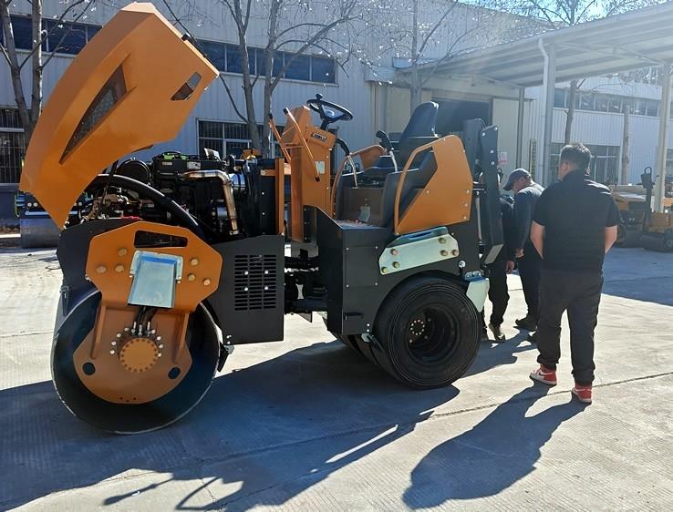 3月18日，哈薩克斯坦客戶來廠體驗(yàn)考察5噸膠輪壓路機(jī)